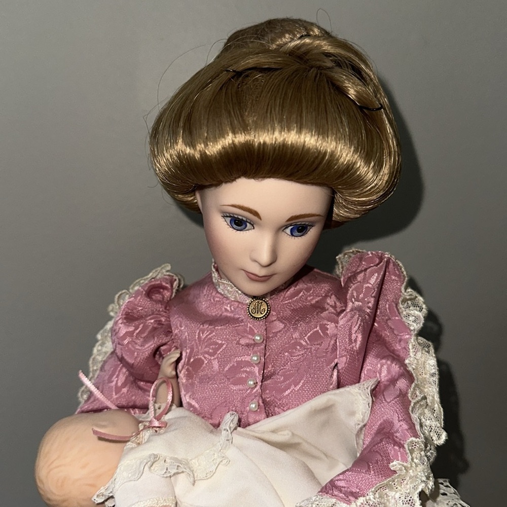 Franklin Mint Porcelain Dolls “A Mother’s Love”, 1986 - Picture 3 of 8